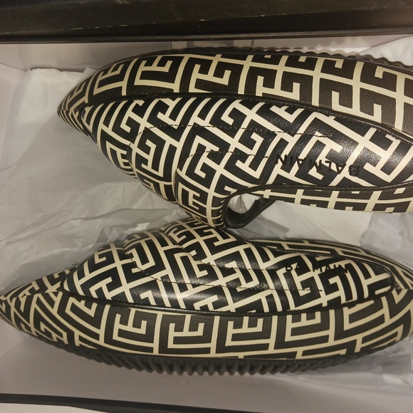 Black and White Patterned Slides